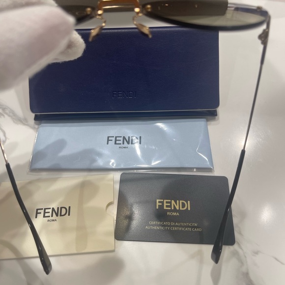 Fendi sunglass with case - Picture 6 of 9
